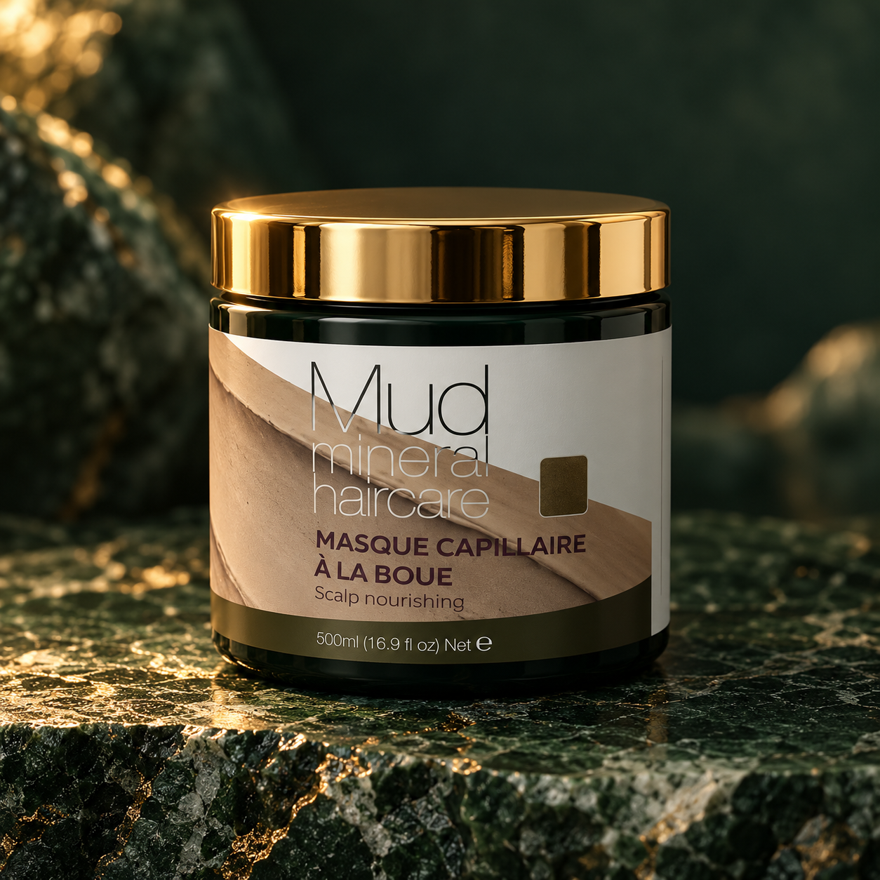 Imagine de prezentare a măștii AIKÓ Paris Mud, pe un fundal verde închis