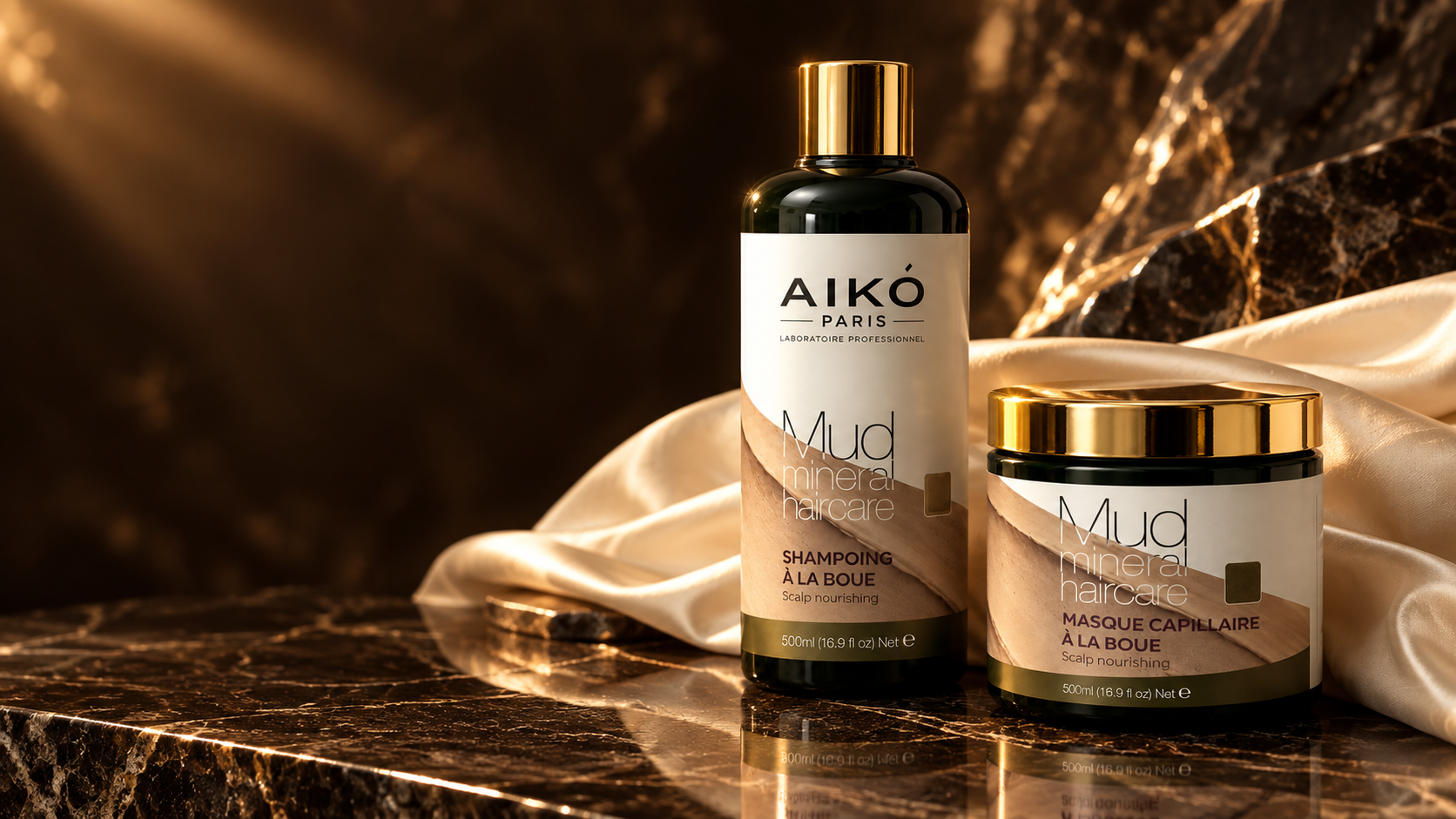 Duo AIKÓ Paris cu detalii aurii, într-o compoziție de campanie pe piatră și mătase