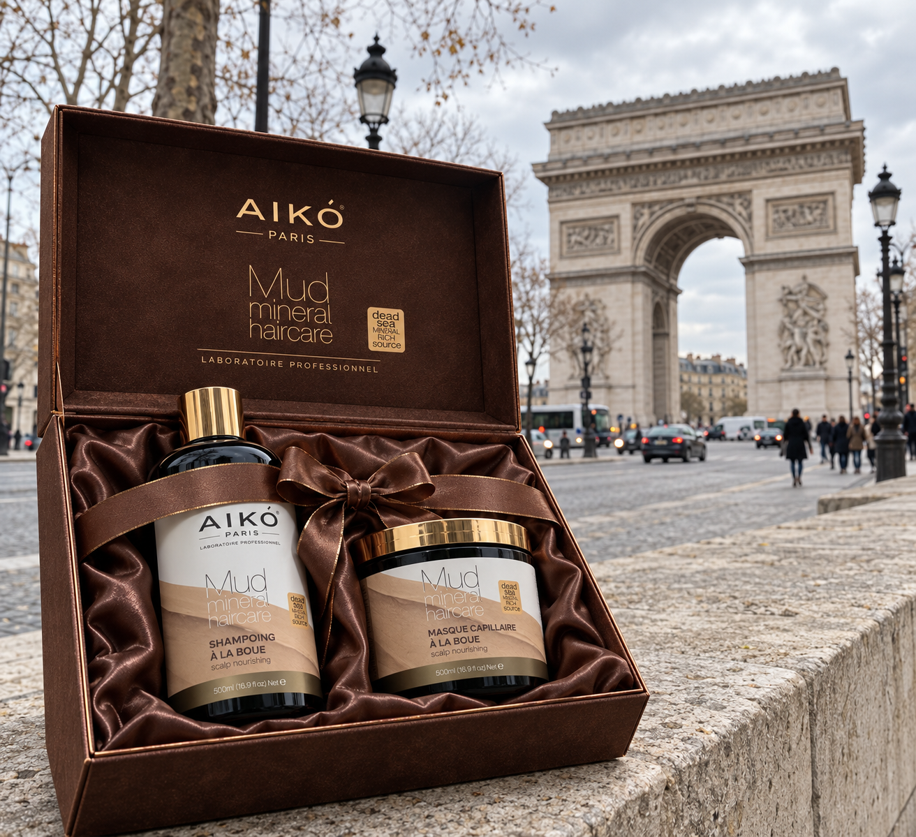 Imagine de prezentare a setului AIKÓ Paris, cu Arcul de Triumf în fundal
