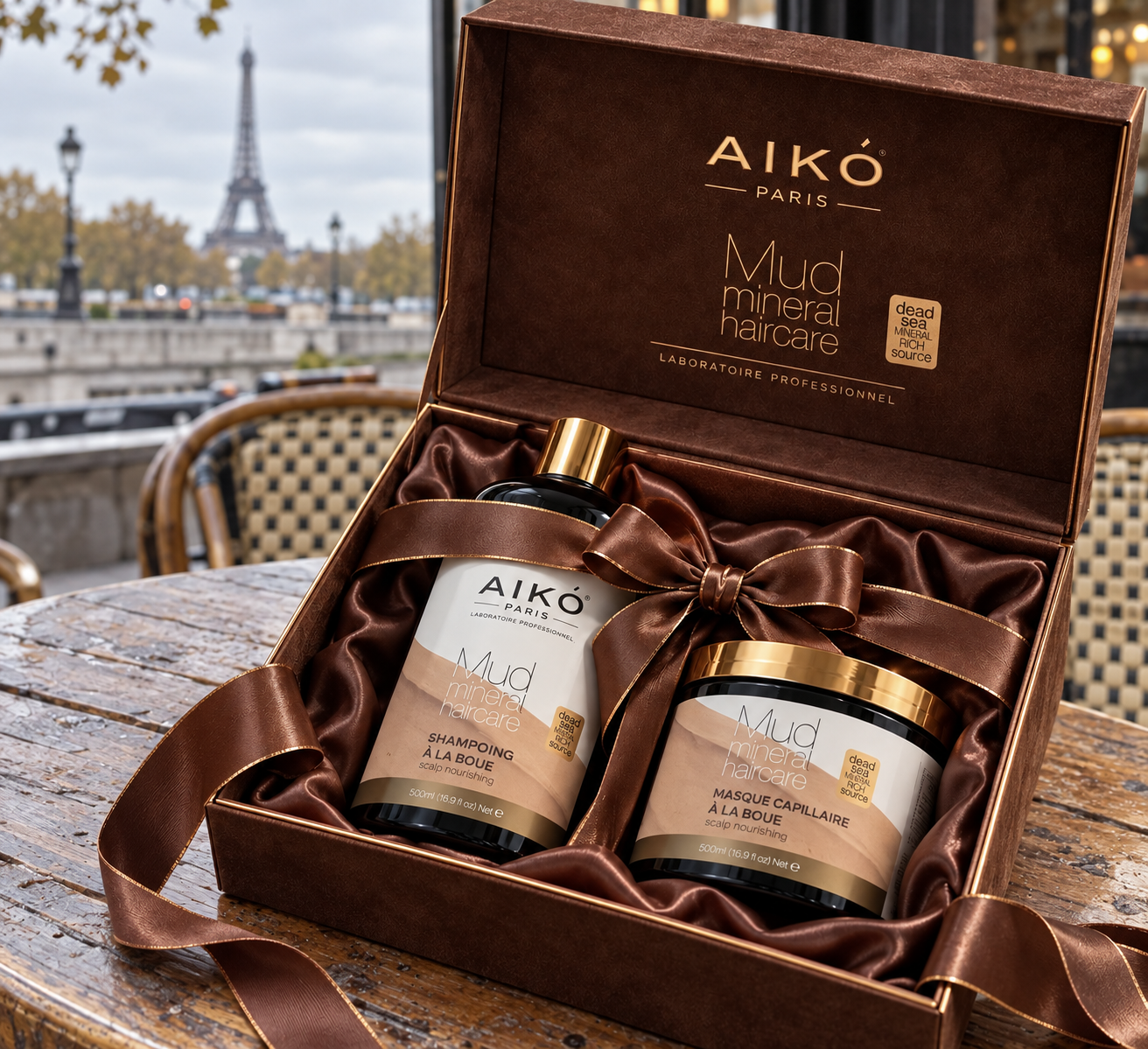 Imagine de prezentare a setului AIKÓ Paris, cu Turnul Eiffel în fundal